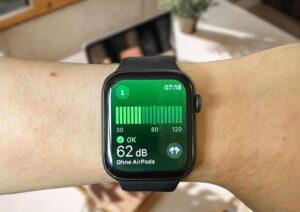 Apple Watch an einem Handgelenkt mit db-Meter in einem Office